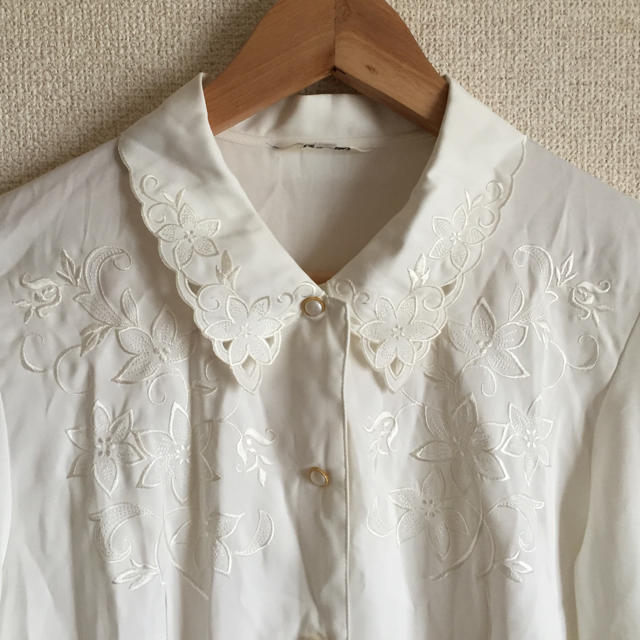 Lochie(ロキエ)のビンテージ 刺繍ホワイトシャツ レディースのトップス(シャツ/ブラウス(長袖/七分))の商品写真