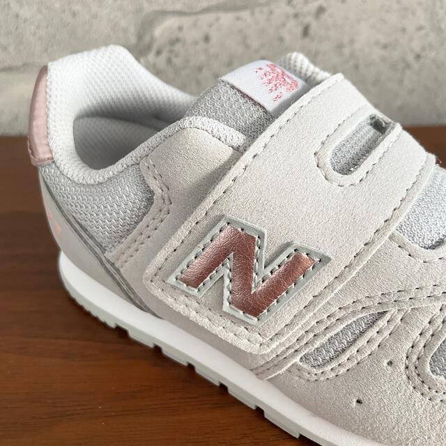 New Balance(ニューバランス)の【新品】16.5センチ グレー×ピンク ニューバランス スニーカー キッズ キッズ/ベビー/マタニティのキッズ靴/シューズ(15cm~)(スニーカー)の商品写真