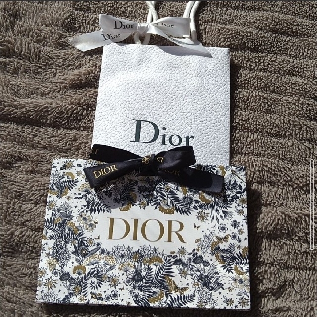 Dior(ディオール)のDior　ショッパー　ホリデー限定　２枚セット＋ゴールドリボンショッパーおまとめ レディースのバッグ(ショップ袋)の商品写真