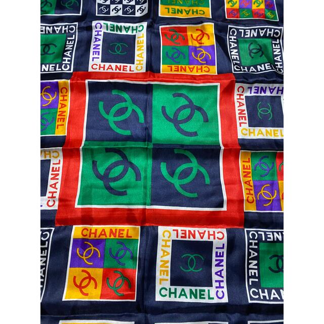 CHANEL(シャネル)のCHANEL シャネル  マルチカラー ロゴ シルク スカーフ レディースのファッション小物(バンダナ/スカーフ)の商品写真