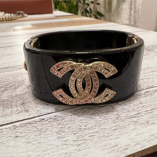 CHANEL(シャネル)のミヤ様専用 正規品 CHANEL シャネル 黒 バングル ブレスレット レディースのアクセサリー(ブレスレット/バングル)の商品写真