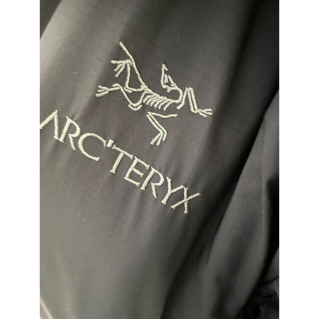 ARC'TERYX(アークテリクス)の最終値下げ　新品未使用　atom ar hoody ブラック　M メンズのジャケット/アウター(ダウンジャケット)の商品写真