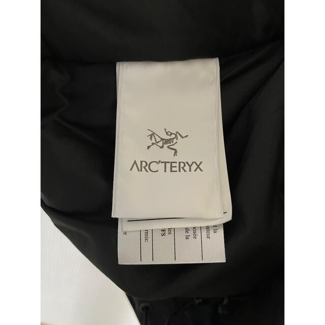 ARC'TERYX(アークテリクス)の最終値下げ　新品未使用　atom ar hoody ブラック　M メンズのジャケット/アウター(ダウンジャケット)の商品写真