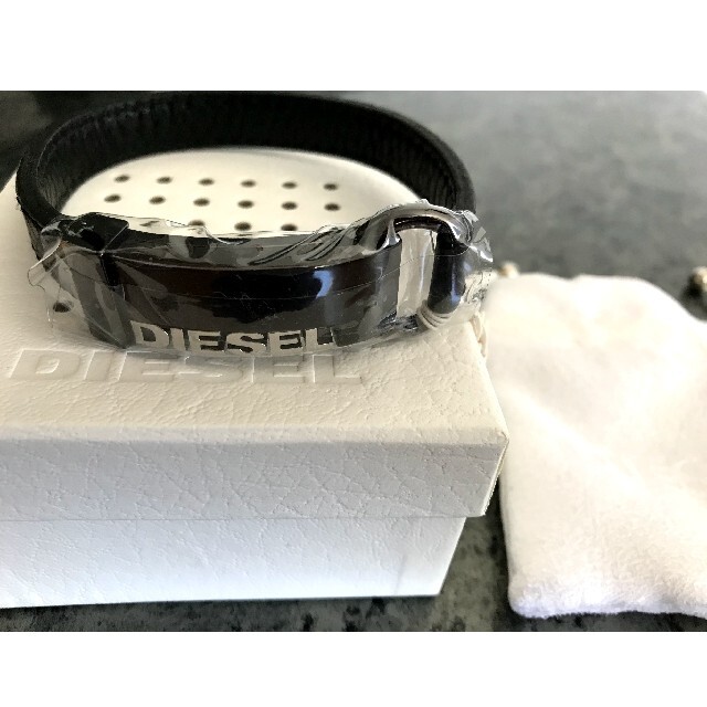 DIESEL(ディーゼル)のDIESEL　新品　完売バングル　ブレスレット　レザー　メンズ メンズのアクセサリー(ブレスレット)の商品写真