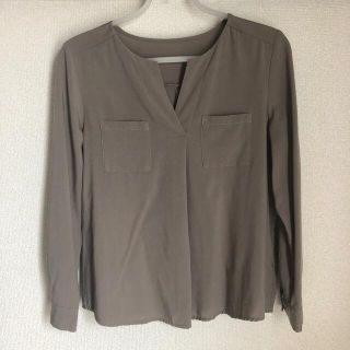 ナチュラルビューティーベーシック(NATURAL BEAUTY BASIC)のカーキ　スキッパーブラウス　Sサイズ(シャツ/ブラウス(長袖/七分))