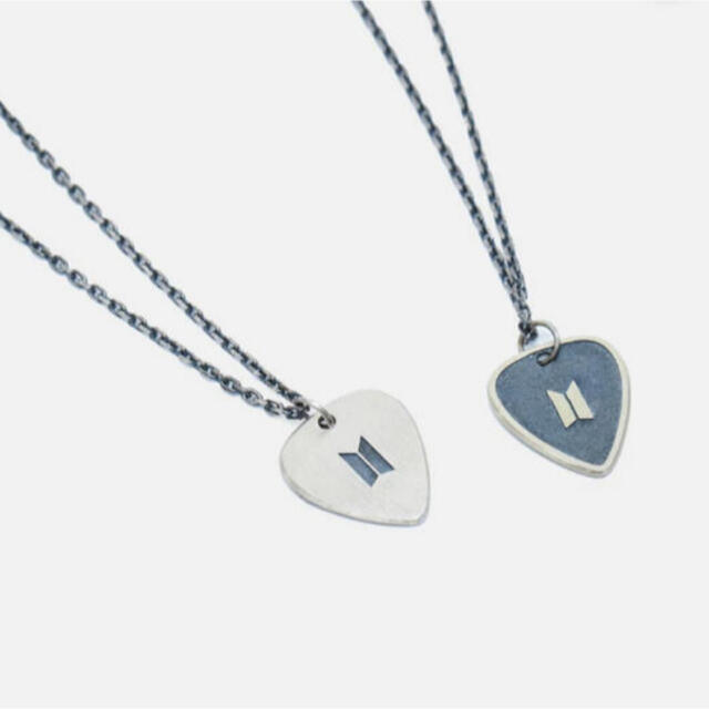 防弾少年団(BTS)(ボウダンショウネンダン)の即発送 SUGA GUITAR PICK NECKLACE SILVER エンタメ/ホビーのタレントグッズ(ミュージシャン)の商品写真