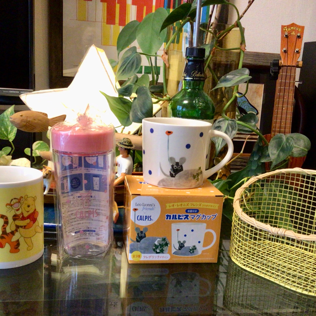レオレオニマグカップカルピス/ボトルフレデリック可愛いクマのプーさん4個おまけ付 インテリア/住まい/日用品のキッチン/食器(グラス/カップ)の商品写真