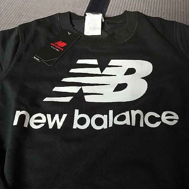 New Balance(ニューバランス)のニューバランス トレーナー スウェット上 黒 レディースＭ 新品タグ付き レディースのトップス(トレーナー/スウェット)の商品写真