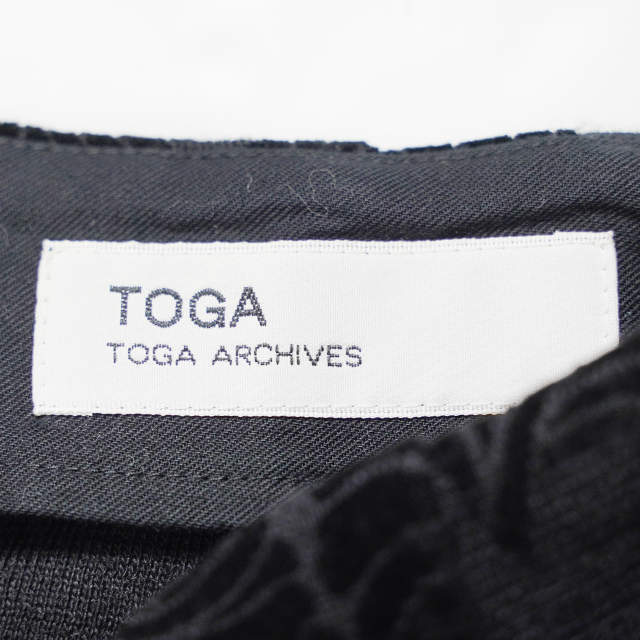 TOGA(トーガ)のTOGA トーガ 日本製 13AW フラワーフロッキープリント 1タックワイドテーパードパンツ TA32-JF027 2 ブラック ARCHIVES ベロア サイドジップ ボトムス【中古】【TOGA】 レディースのパンツ(バギーパンツ)の商品写真