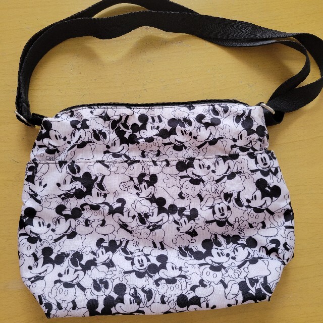 LeSportsac(レスポートサック)のレスポ☆ミッキーミニー柄 ショルダーバッグ エンタメ/ホビーのおもちゃ/ぬいぐるみ(キャラクターグッズ)の商品写真