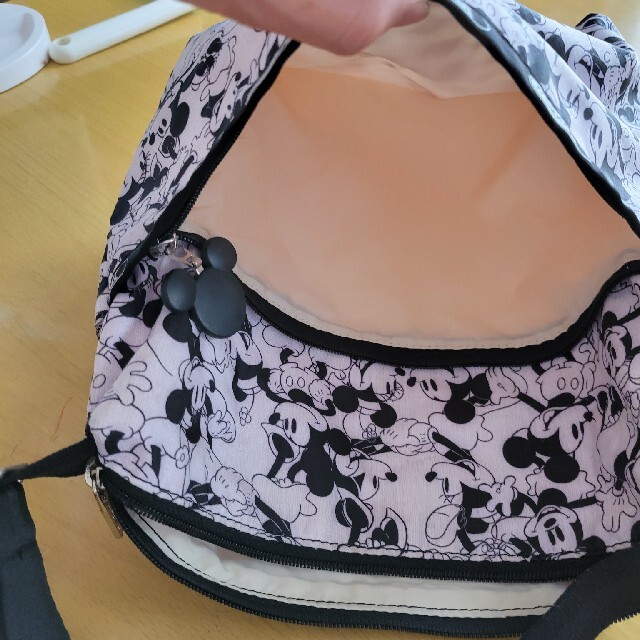 LeSportsac(レスポートサック)のレスポ☆ミッキーミニー柄 ショルダーバッグ エンタメ/ホビーのおもちゃ/ぬいぐるみ(キャラクターグッズ)の商品写真