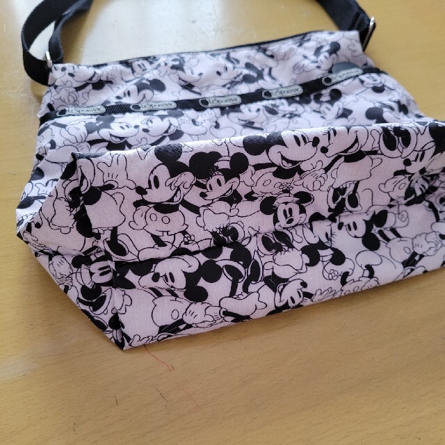 LeSportsac(レスポートサック)のレスポ☆ミッキーミニー柄 ショルダーバッグ エンタメ/ホビーのおもちゃ/ぬいぐるみ(キャラクターグッズ)の商品写真