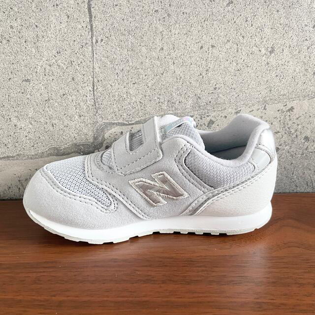 New Balance(ニューバランス)の【新品】14.5センチ グレー×シルバー ニューバランス スニーカー キッズ キッズ/ベビー/マタニティのベビー靴/シューズ(~14cm)(スニーカー)の商品写真