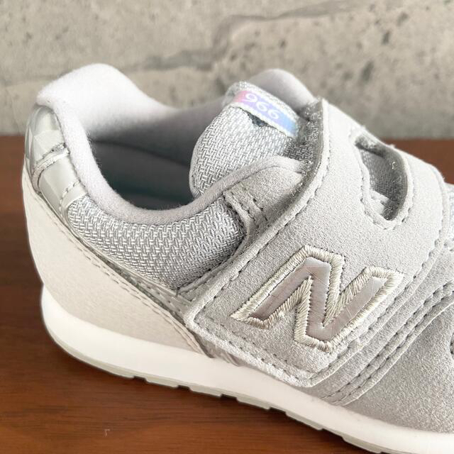 New Balance(ニューバランス)の【新品】14.5センチ グレー×シルバー ニューバランス スニーカー キッズ キッズ/ベビー/マタニティのベビー靴/シューズ(~14cm)(スニーカー)の商品写真