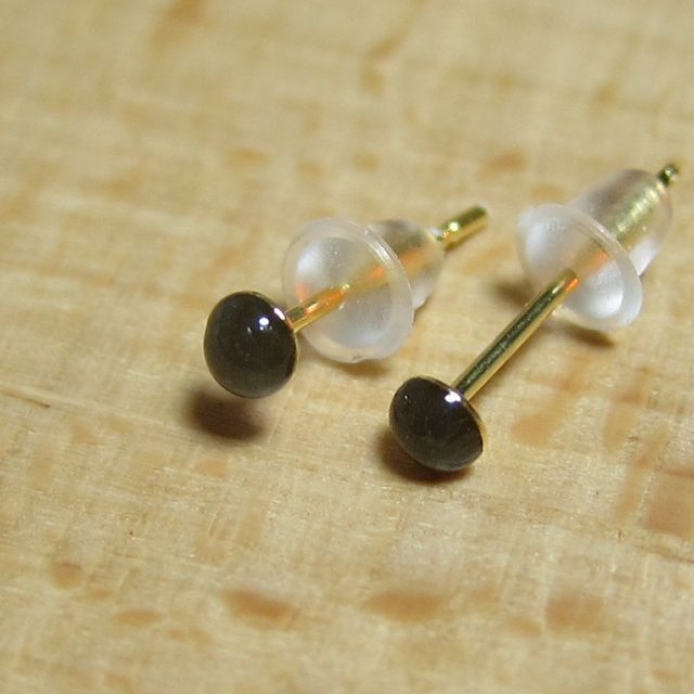 【小粒ダークグレーオニキス3mm】小さめメンズピアス両耳アレルギー対応ステンレス メンズのアクセサリー(ピアス(両耳用))の商品写真