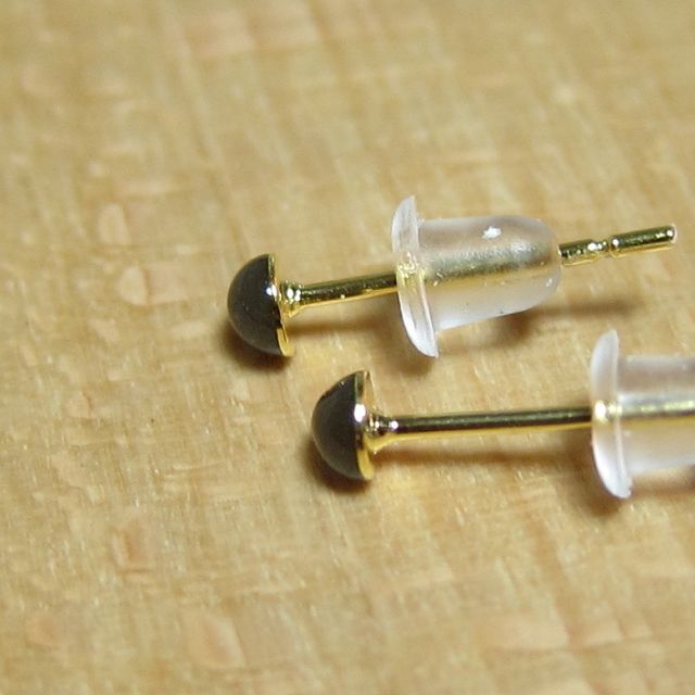 【小粒ダークグレーオニキス3mm】小さめメンズピアス両耳アレルギー対応ステンレス メンズのアクセサリー(ピアス(両耳用))の商品写真