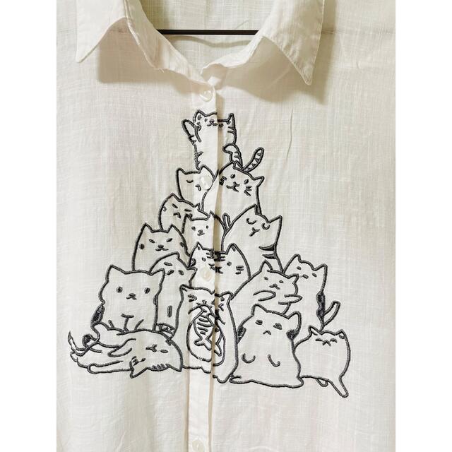 PREZZO 猫柄 白シャツ チュニック ブラウス　 レディースのトップス(シャツ/ブラウス(長袖/七分))の商品写真