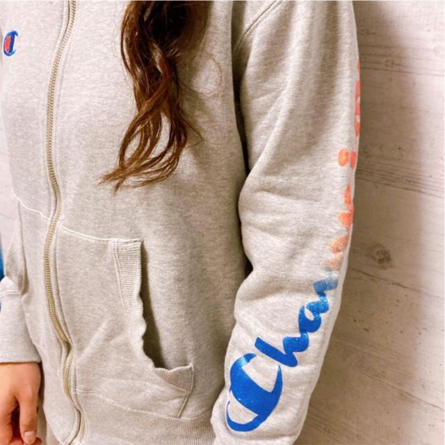 Champion(チャンピオン)のチャンピオン Champion パーカー　ワンポイント　グレー　M レディースのトップス(パーカー)の商品写真