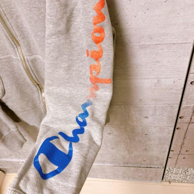 Champion(チャンピオン)のチャンピオン Champion パーカー　ワンポイント　グレー　M レディースのトップス(パーカー)の商品写真