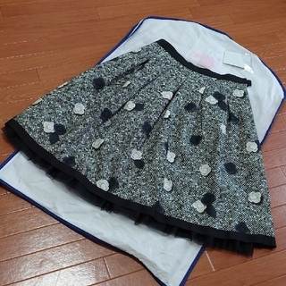 エムズグレイシー(M'S GRACY)のエムズグレイシー☆新品☆ツイード風カメリアプリントスカート　40(ひざ丈スカート)