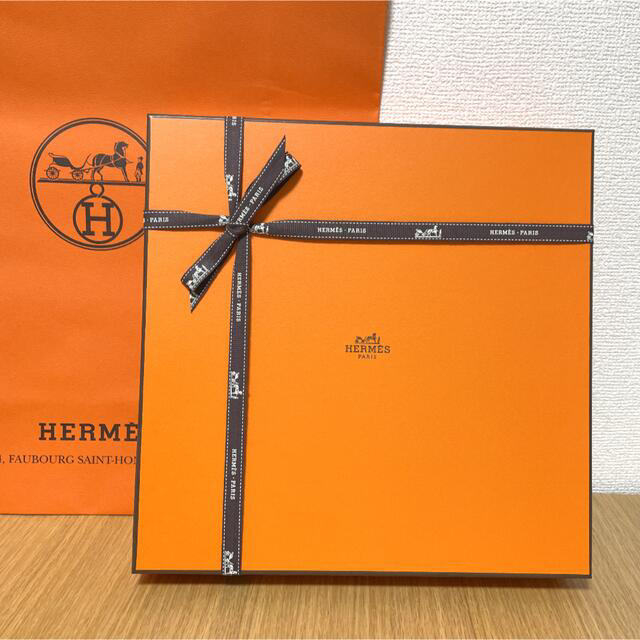 Hermes(エルメス)の【新品 ギフト包装】エルメス ガダルキヴィール 15cm スクエアプレート インテリア/住まい/日用品のキッチン/食器(食器)の商品写真