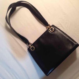 サルヴァトーレフェラガモ(Salvatore Ferragamo)の美品♡素敵な本革ショルダーバッグ♡(ショルダーバッグ)