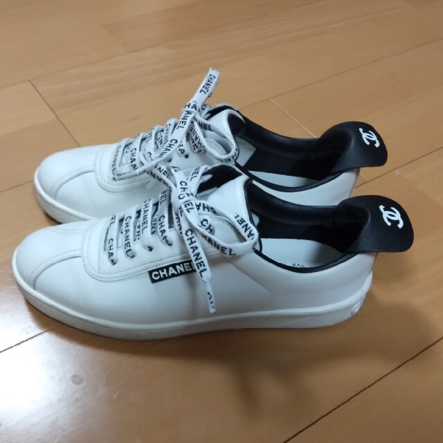 CHANEL(シャネル)の♡akina♡様専用CHANEL★シャネル レザースニーカー 35サイズ 白 レディースの靴/シューズ(スニーカー)の商品写真