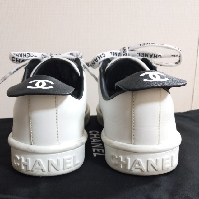 CHANEL(シャネル)の♡akina♡様専用CHANEL★シャネル レザースニーカー 35サイズ 白 レディースの靴/シューズ(スニーカー)の商品写真