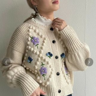 ダブルクローゼット(w closet)のwクローゼット(☆∀☆)ポップコーンお花刺繍カーディガン(カーディガン)