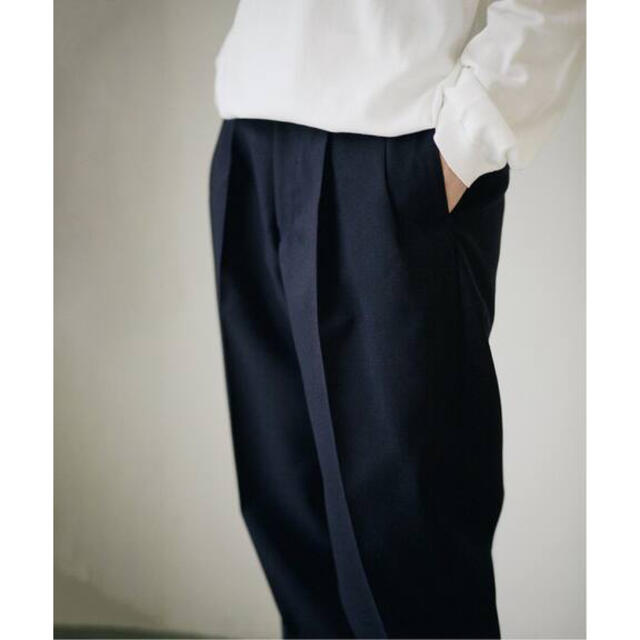 COMOLI(コモリ)のHEUGN 21SS George 2タックワイドパンツ ネイビー Size:1 メンズのパンツ(スラックス)の商品写真