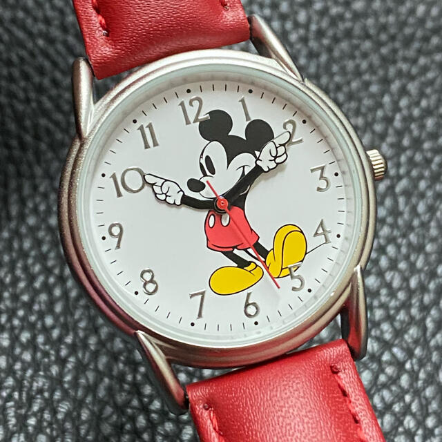 新品 レディースモデル　ミッキー マウス シルバーxレッド 腕時計 | フリマアプリ ラクマ
