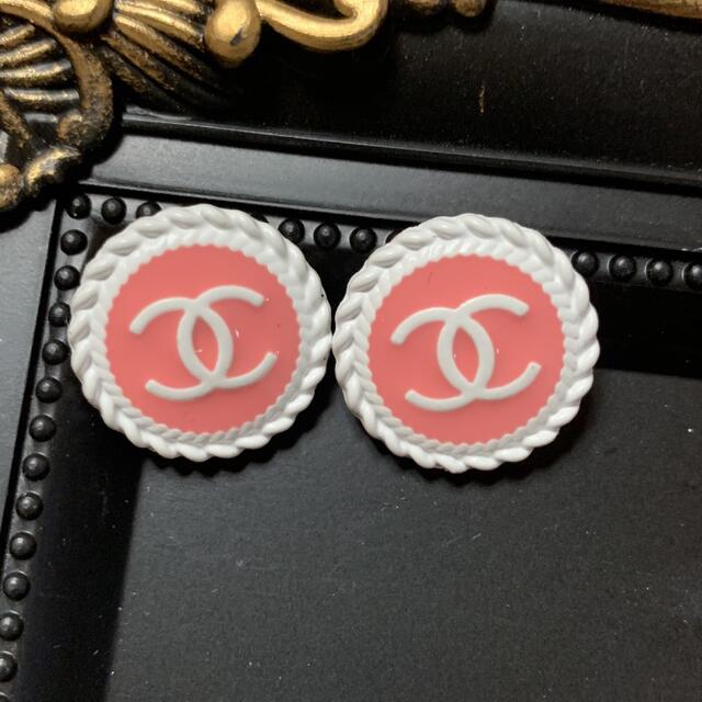 CHANEL(シャネル)のピンクホワイトヴィンテージボタン　2個 ハンドメイドの素材/材料(その他)の商品写真