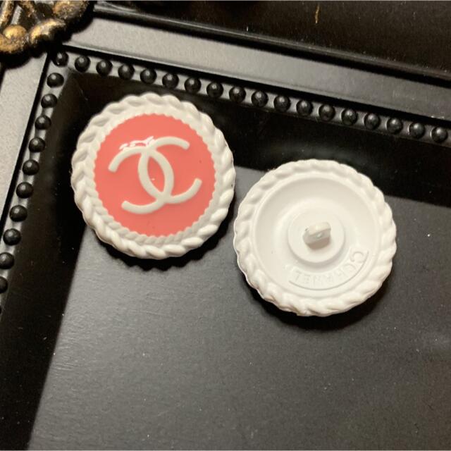 CHANEL(シャネル)のピンクホワイトヴィンテージボタン　2個 ハンドメイドの素材/材料(その他)の商品写真