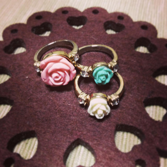 FOREVER 21(フォーエバートゥエンティーワン)の3色薔薇♡リング レディースのアクセサリー(リング(指輪))の商品写真