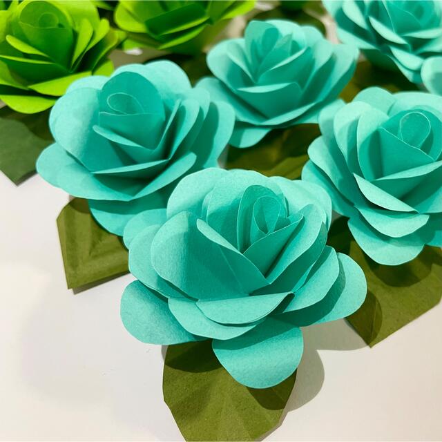 折り紙で作ったバラ 葉っぱ付き グリーン 個 Mサイズの通販 By Mii Kei ラクマ