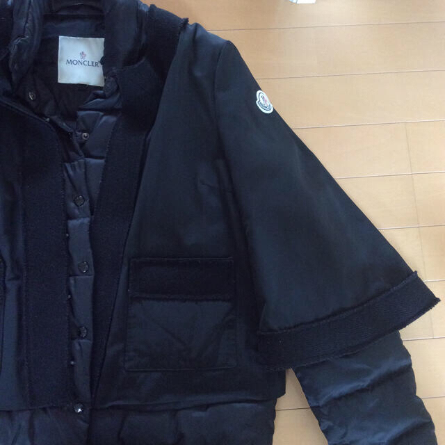 MONCLER(モンクレール)のモンクレール   MONCLER  ケープ付き ダウンジャケット レディースのジャケット/アウター(ダウンジャケット)の商品写真