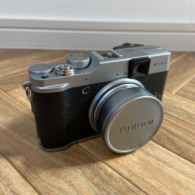 富士フイルム(フジフイルム)のFUJIFILM X20 Silver デジタルカメラ スマホ/家電/カメラのカメラ(コンパクトデジタルカメラ)の商品写真