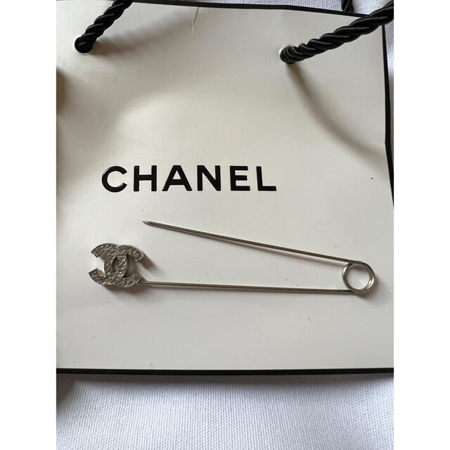 CHANEL(シャネル)の安全ピン　ピンブローチ　シャネル　ロゴ　リバーシブル　シルバー色 レディースのアクセサリー(ブローチ/コサージュ)の商品写真