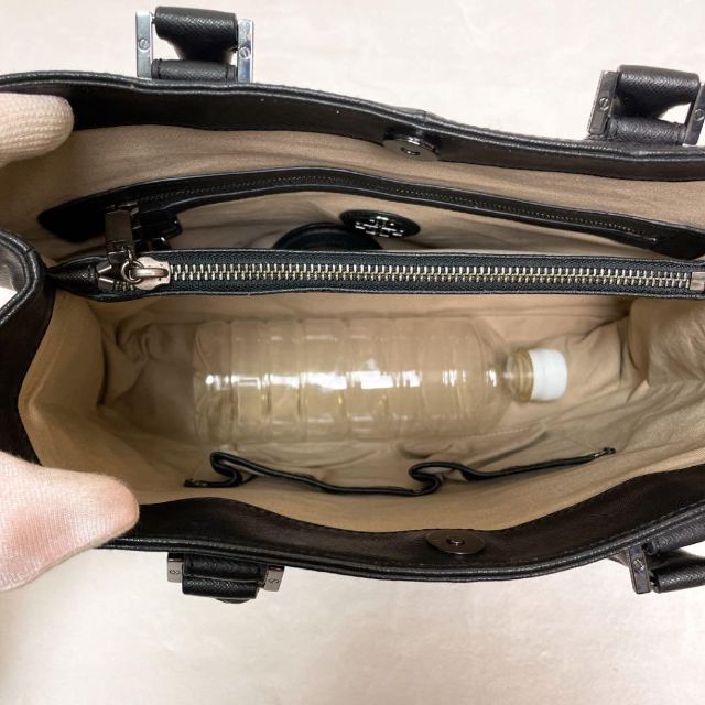 Tory Burch(トリーバーチ)の美品　TORY BURCH ハンドバッグ ロビンソン 黒 サフィアーノ手鏡付き レディースのバッグ(ハンドバッグ)の商品写真