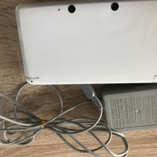 ニンテンドウ(任天堂)のニンテンドー3DS ホワイト　Nintendo 3DS 本体　白(家庭用ゲーム機本体)