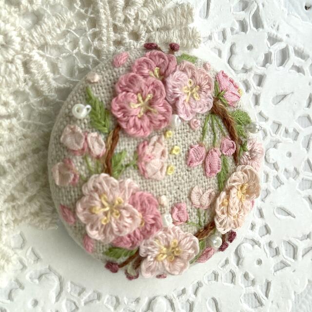 さくら　刺繍ブローチ/ヘアゴム　ハンドメイド ハンドメイドのアクセサリー(コサージュ/ブローチ)の商品写真