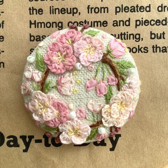 さくら　刺繍ブローチ/ヘアゴム　ハンドメイド ハンドメイドのアクセサリー(コサージュ/ブローチ)の商品写真