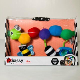 サッシー(Sassy)の【新品未使用】サッシー(Sassy) キャタピラー・キャリーズ ベビーカー(知育玩具)