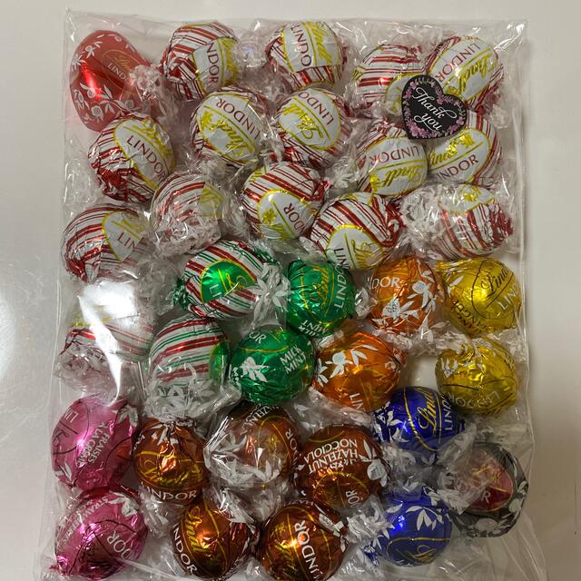 Lindt(リンツ)のとまと様ご専用　リンツ　リンドール 食品/飲料/酒の食品(菓子/デザート)の商品写真