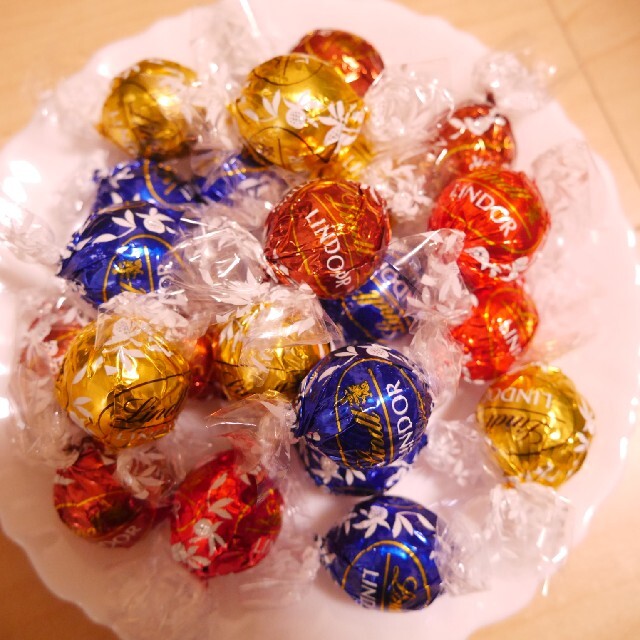 Lindt(リンツ)の【10種類33個】高級チョコレート　リンツ　リンドール　バレンタイン 食品/飲料/酒の食品(菓子/デザート)の商品写真