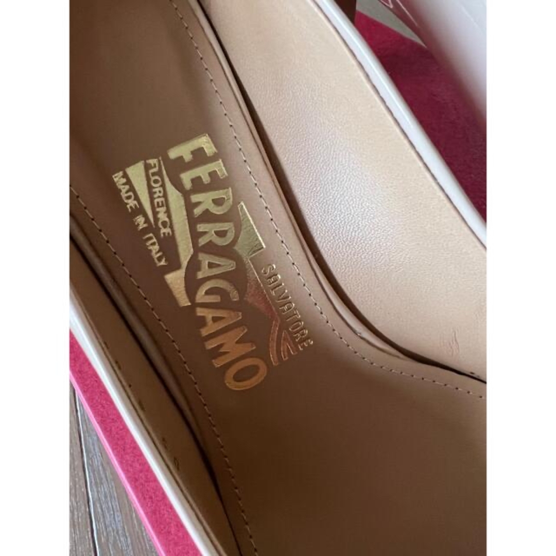 Salvatore Ferragamo(サルヴァトーレフェラガモ)のご購入済み　Salvatore Ferragamo ベージュエナメルパンプス レディースの靴/シューズ(ハイヒール/パンプス)の商品写真