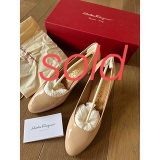 サルヴァトーレフェラガモ(Salvatore Ferragamo)のご購入済み　Salvatore Ferragamo ベージュエナメルパンプス(ハイヒール/パンプス)