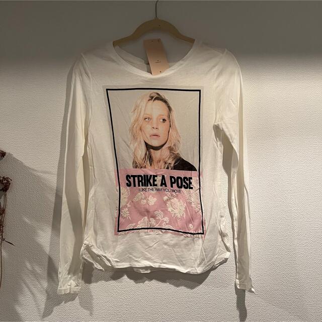 Bershka(ベルシュカ)のBershka ロンＴ カットソー  新品未使用タグ付き レディースのトップス(Tシャツ(長袖/七分))の商品写真