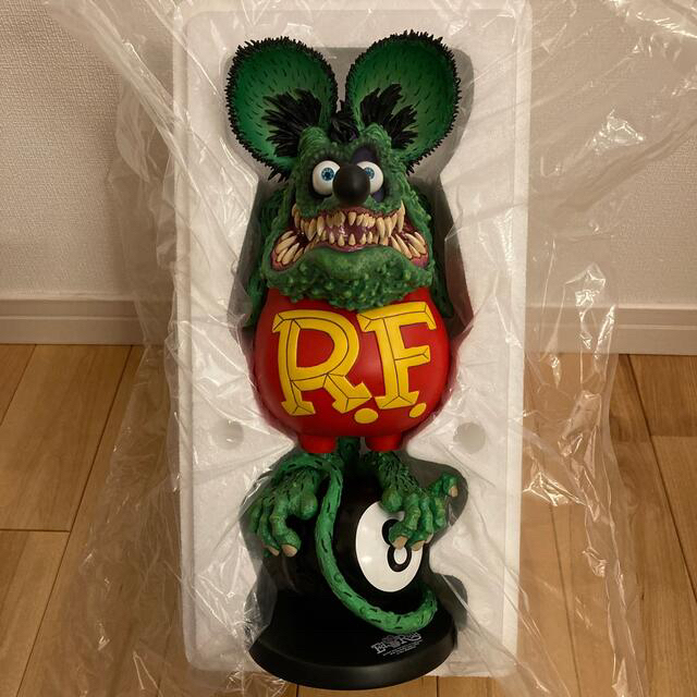 MEDICOM TOY(メディコムトイ)のラットフィンク　ソフビ製塗装済完成品RAT FINK 8Ball Edition エンタメ/ホビーのおもちゃ/ぬいぐるみ(キャラクターグッズ)の商品写真