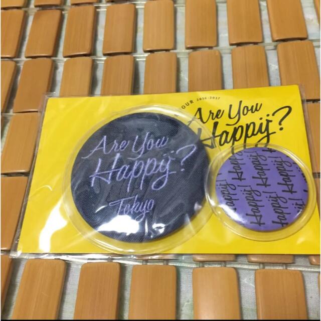 嵐(アラシ)のAre you happy? 会場限定缶バッジ 紫 東京 ラミネート済み エンタメ/ホビーのタレントグッズ(アイドルグッズ)の商品写真